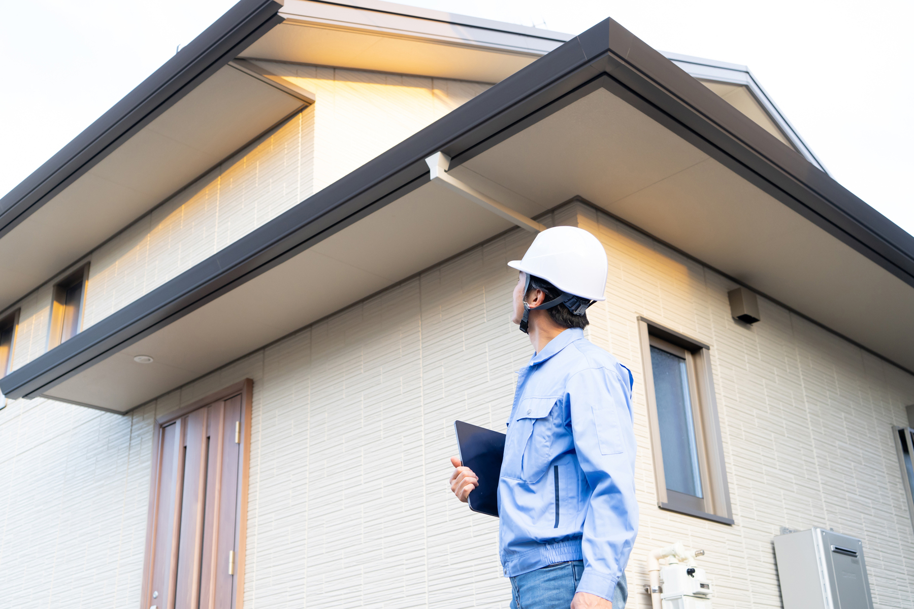 屋根葺き替えは、住宅の屋根を長期間保護し、快適で安全な生活を送るために重要な作業です。