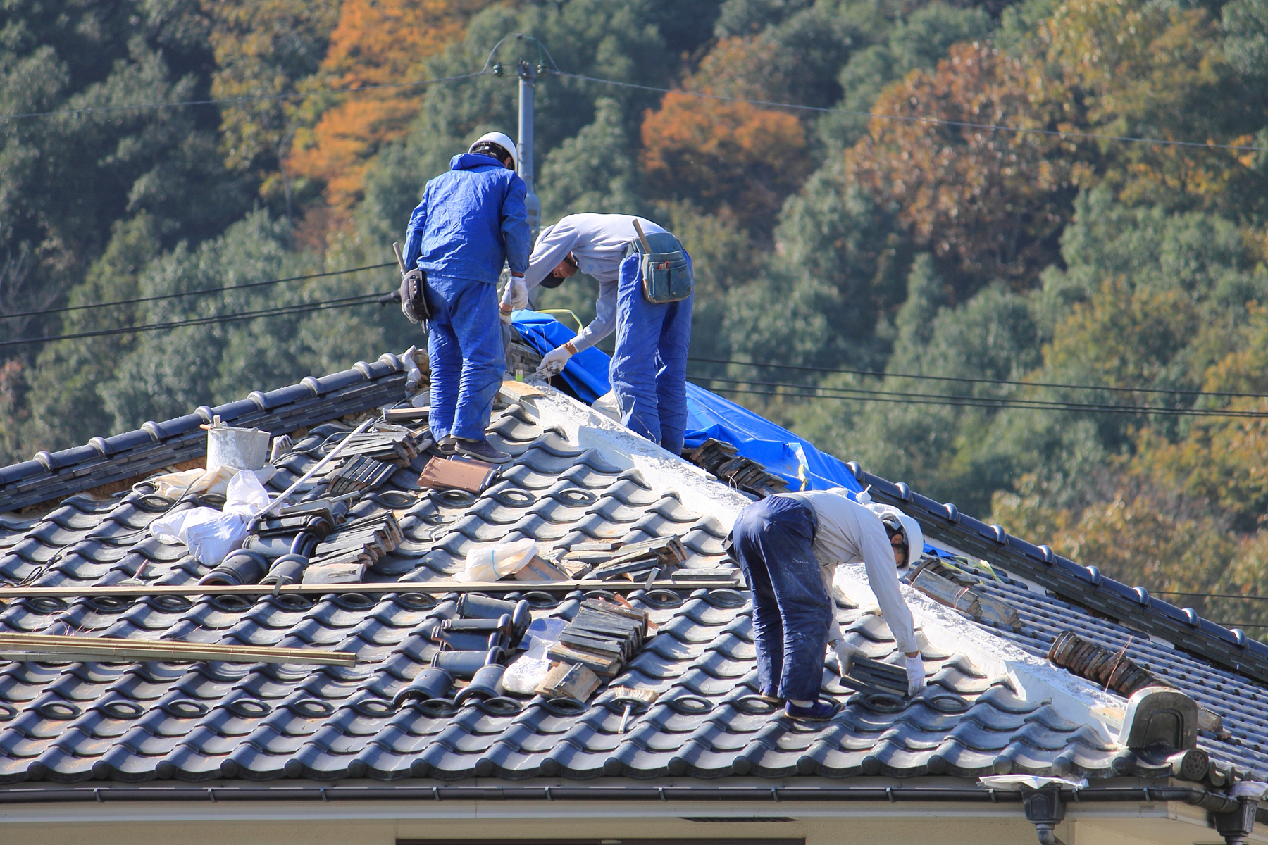 雨漏りすると家の中が濡れてしまうだけでなく、雨漏れの部分から屋根が劣化することもあります。そのため、適切な対処をして雨漏りを補修する必要があるでしょう。しかし、屋根は高いため簡単にチェックするのは大変です。ここでは、雨漏りを防ぐ方法とともに、費用相場や雨漏りの原因と予防法について詳しくご紹介します。